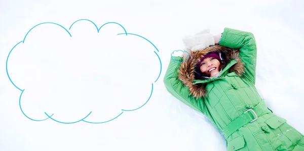 Jovem deitada na neve no inverno e olhando para o céu — Fotografia de Stock