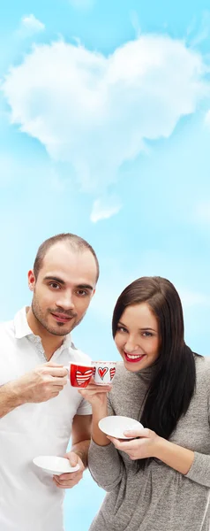 Retrato de jovem casal bonito tomando chá ou bebida de café — Fotografia de Stock