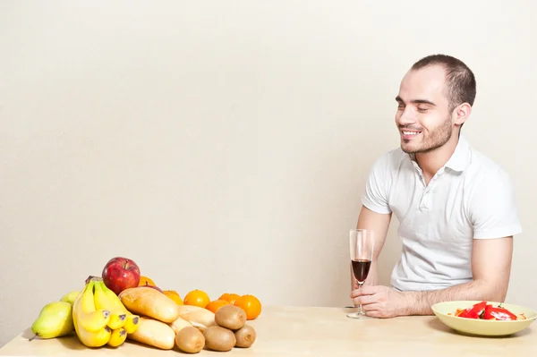 Portrait d'un jeune homme prenant un verre de vin pendant la cuisson. co — Photo
