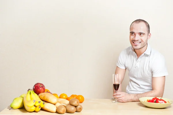 Porträt eines jungen Mannes, der beim Kochen ein Glas Wein genießt. co — Stockfoto