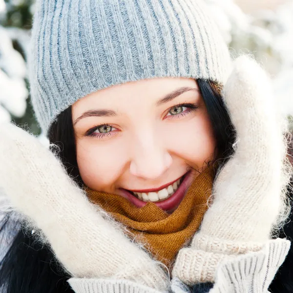 Retrato de joven hermosa chica al aire libre en invierno divirtiéndose un — Foto de Stock