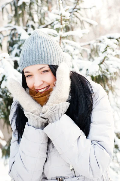 Porträtt av ung vacker flicka utomhus på vintern ha roligt en — Stockfoto