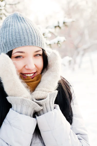 Portret van jonge mooi meisje buiten in de winter plezier een — Stockfoto