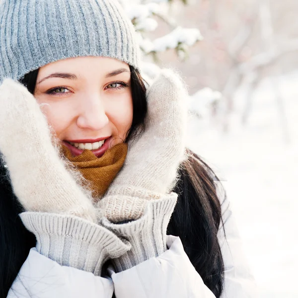 Genç güzel kız açık havada having fun kış portresi bir — Stok fotoğraf
