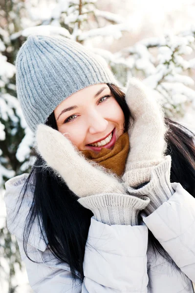 Retrato de joven hermosa chica al aire libre en invierno divirtiéndose un —  Fotos de Stock