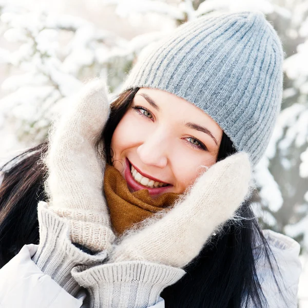 年轻漂亮的女孩户外冬季开心的肖像 — 图库照片