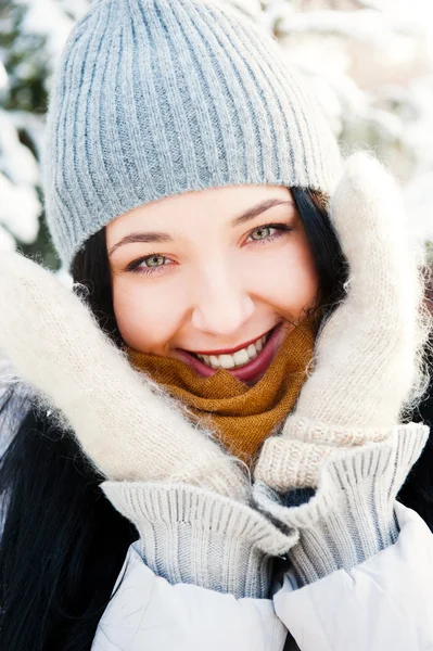 Portrait de jeune belle fille en plein air en hiver avoir du plaisir un — Photo