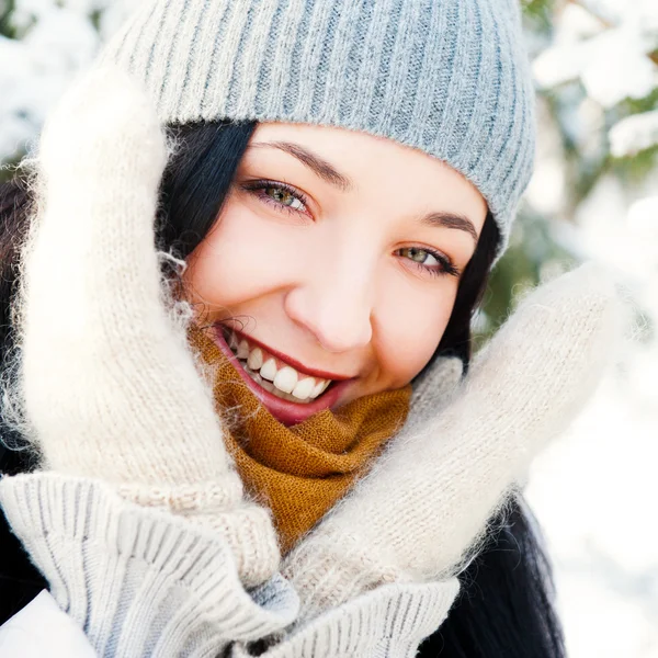 Portret van jonge mooi meisje buiten in de winter plezier een — Stockfoto