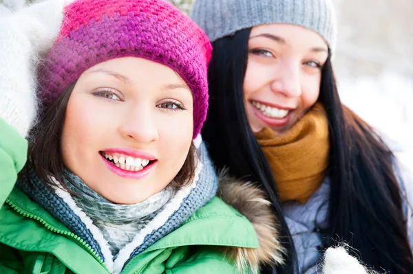Dos amigos felices divirtiéndose en invierno —  Fotos de Stock