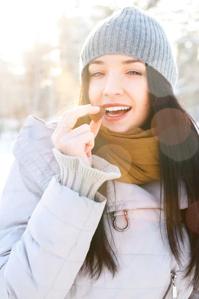 Porträtt av ung vacker flicka ha roligt utomhus i vinter f — Stockfoto