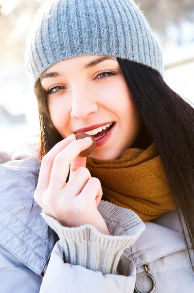Retrato de joven hermosa chica divirtiéndose al aire libre en invierno f — Foto de Stock