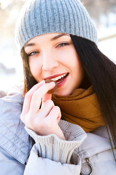 Retrato de menina bonita jovem se divertindo ao ar livre no inverno f — Fotografia de Stock