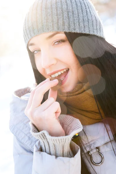 年轻漂亮的女孩在冬天 f 户外开心的肖像 — 图库照片