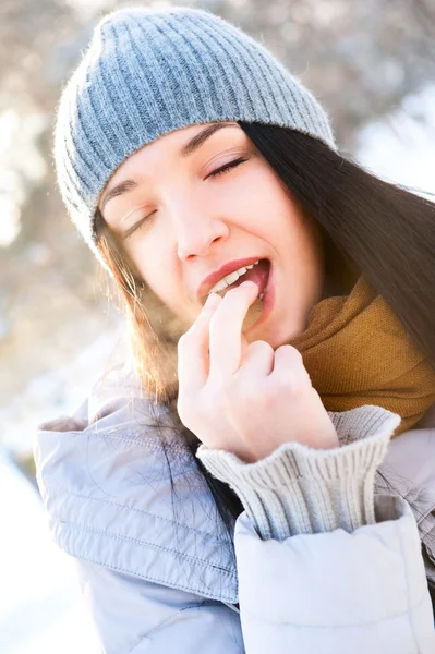 Kış f içinde açık havada eğlence genç güzel kız portresi — Stok fotoğraf