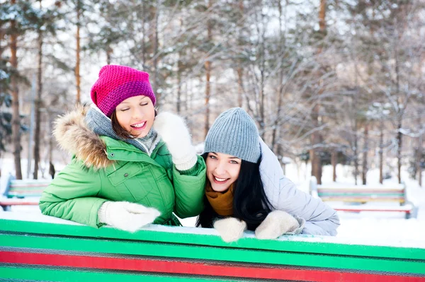 Dvě šťastné mladé dívky baví v zimě parku — Stock fotografie