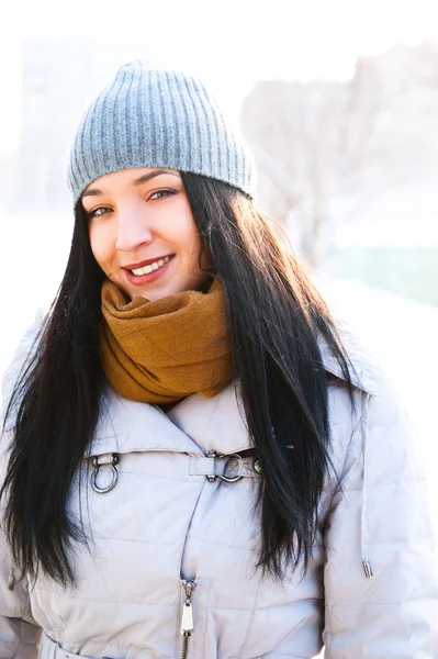Kobieta zimowe zabawy na świeżym powietrzu w parku. patrząc na kamery i smi — Zdjęcie stockowe