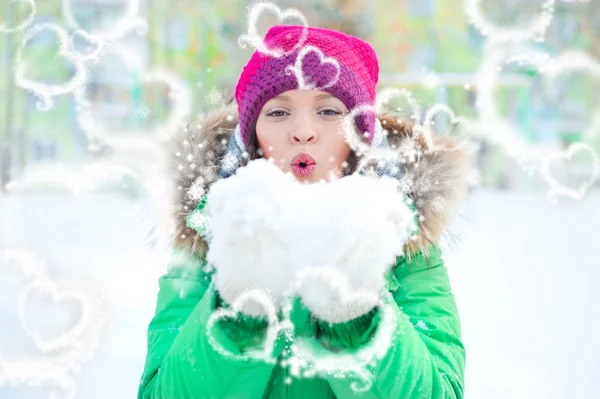 Jovem senhora feliz jogando na neve no inverno — Fotografia de Stock