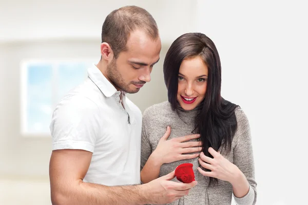 Jonge man maken liefde voorstel aan een dame van zijn keuze op hun — Stockfoto