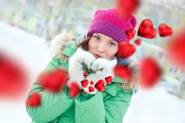 Щаслива дівчина думає про любов і розваги на відкритому повітрі взимку — стокове фото