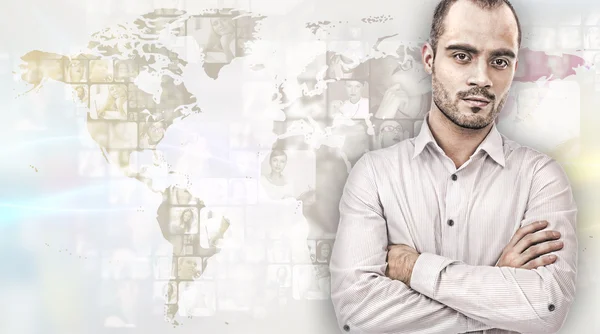 Πορτρέτο του νεαρός επιχειρηματίας. στέκεται ενάντια παγκόσμιο χάρτη με p — Φωτογραφία Αρχείου