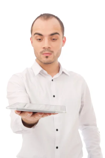 Przystojny młody człowiek dorywczo gospodarstwa touch pad tablet pc na isola — Zdjęcie stockowe