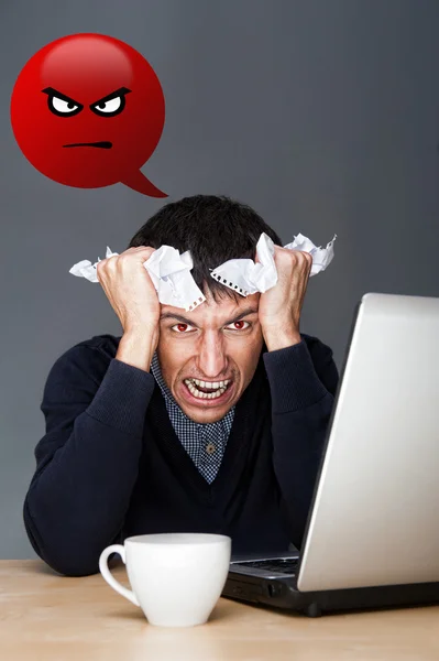 Closeup ενός ανθρώπου ΝΕΩΝ ΕΠΙΧΕΙΡΗΜΑΤΙΩΝ θυμωμένος έχουν ένα άγχος. πονοκέφαλο. — Φωτογραφία Αρχείου