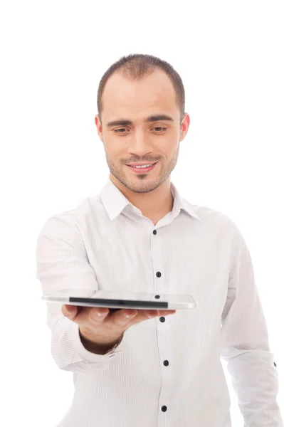 Muž zobrazeno tabletový počítač a usmívá se, izolované na bílém pozadí — Stock fotografie