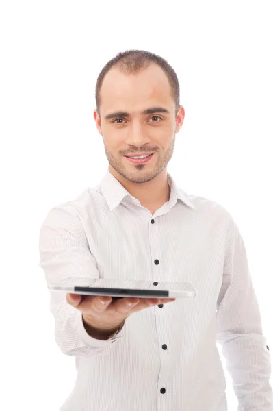 Homem mostrando computador tablet e sorrindo isolado no backg branco — Fotografia de Stock