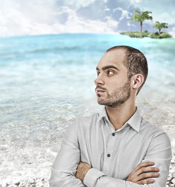 Yetişkin ve ponding bir adam sahilde — Stok fotoğraf