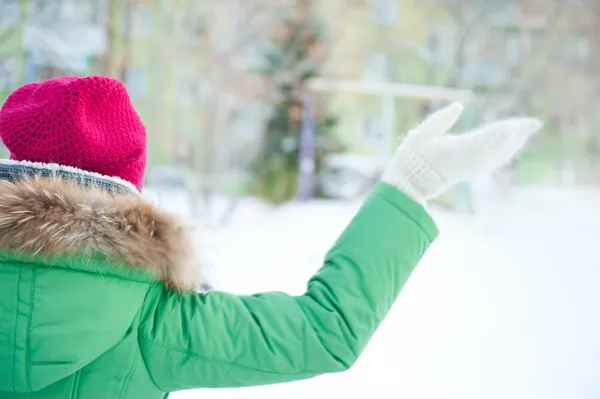 Портрет зимової жінки, яка грає зі снігом. Фото ззаду — стокове фото