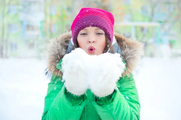 Fille de Noël.Femme d'hiver soufflant la neige. Vue de face — Photo