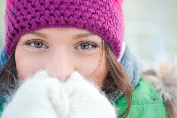 Winter vrouw in sneeuw camera kijken buiten op het sneeuwt koud — Stockfoto
