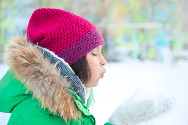 Girl.winter 女性吹きつける雪のクリスマス。横から見た図 — ストック写真