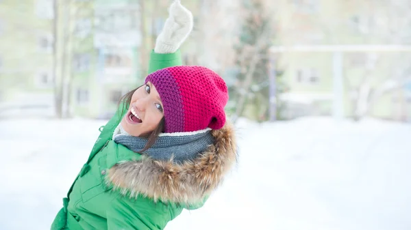Портрет зимней женщины, играющей со снегом — стоковое фото