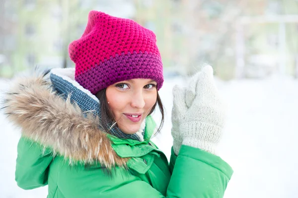 雪で遊ぶ冬女性の肖像画 — ストック写真