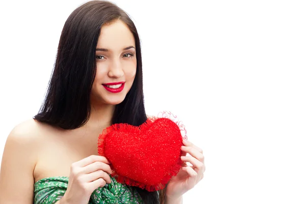 Sevimli genç bir kadın izole kalp simgesi tutan — Stok fotoğraf