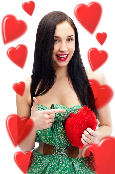 Jovem mulher sorridente bonita atraente com com brinquedo de coração macio — Fotografia de Stock