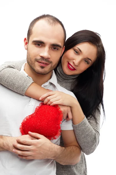 Beyaz zemin üzerine kırmızı kalp ile mutlu genç yetişkin çift — Stok fotoğraf
