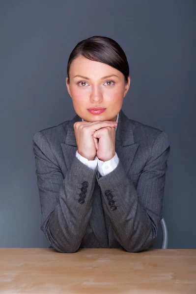 Lächelnde junge Geschäftsfrau. in einem modernen Büro. — Stockfoto