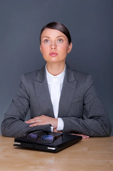 Porträt einer jungen hübschen Frau, die mit Brille in ihrem Büro sitzt — Stockfoto