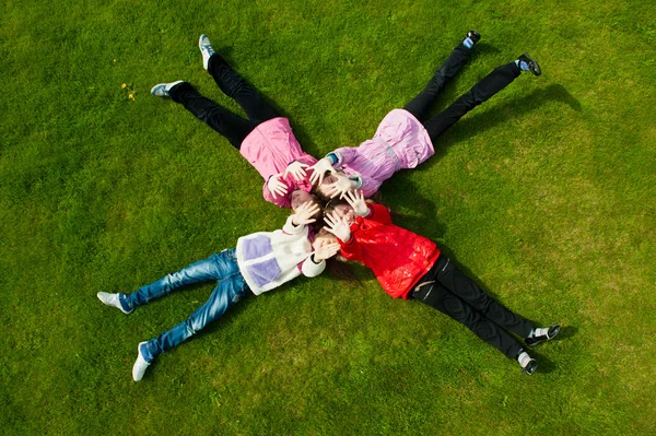 Image d'enfants drôles jouant sur l'herbe — Photo