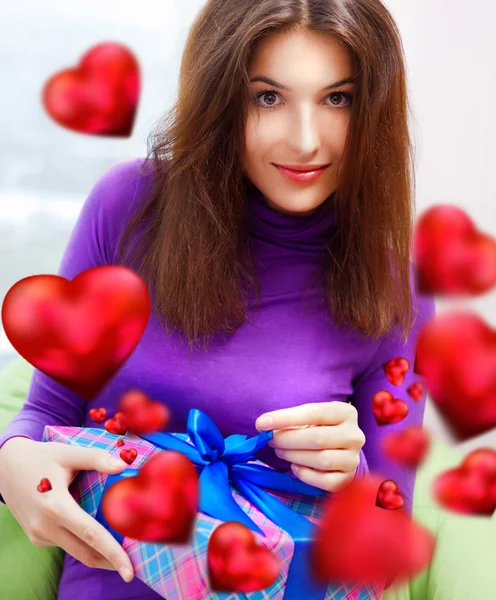 Delighted woman opening her gift — Stock Photo, Image