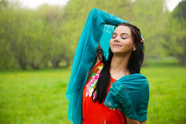 Woman enjjoying rain at summer park she is free and happy — Stock Photo, Image