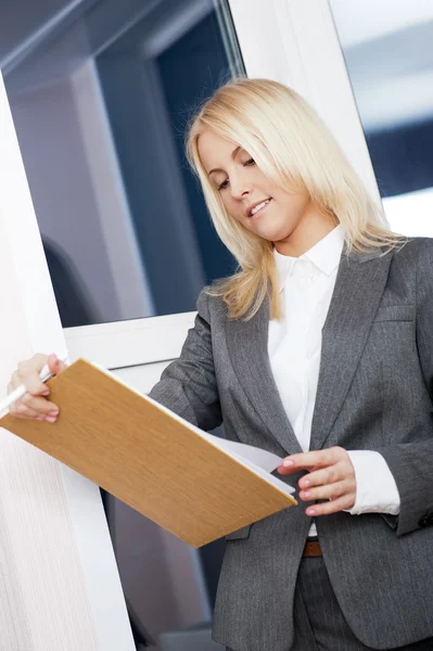 Retrato de una joven mujer de negocios vestida con ropa formal dando c —  Fotos de Stock