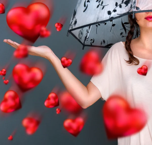 Молодая модная женщина с зонтиком, стоящая против серого "б" — стоковое фото