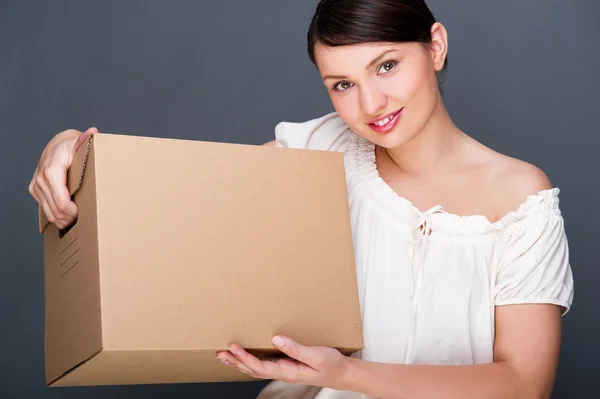 Closeup portret van een jonge vrouw met doos — Stockfoto