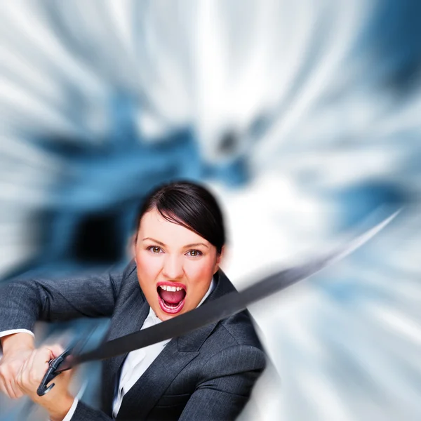 Obchodní žena ukazuje odhodlání současně držet meč — Stock fotografie