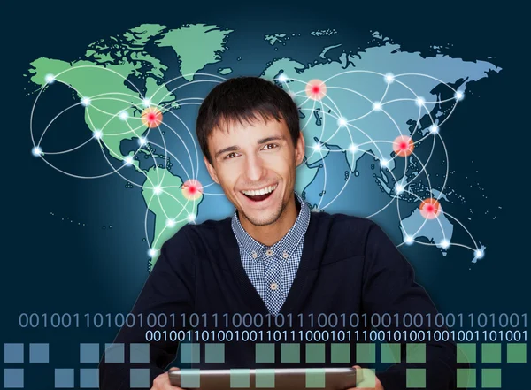 Ein Geschäftsmann nutzt das Internet. eine Landkarte der Erde mit gl — Stockfoto