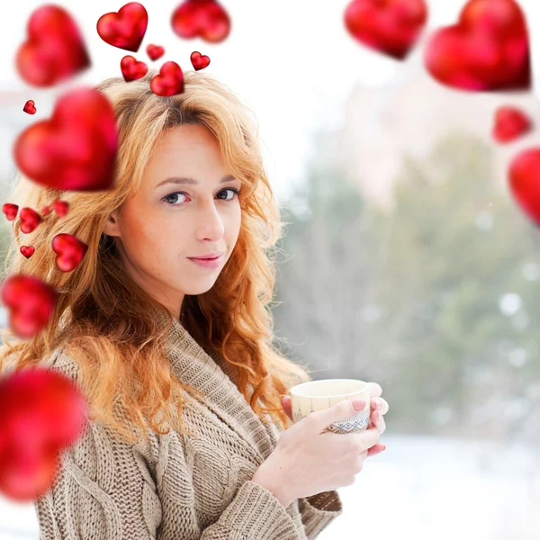 겨울 바에 커피를 마시는 아름 다운 빨간 머리 여자의 초상화 — 스톡 사진