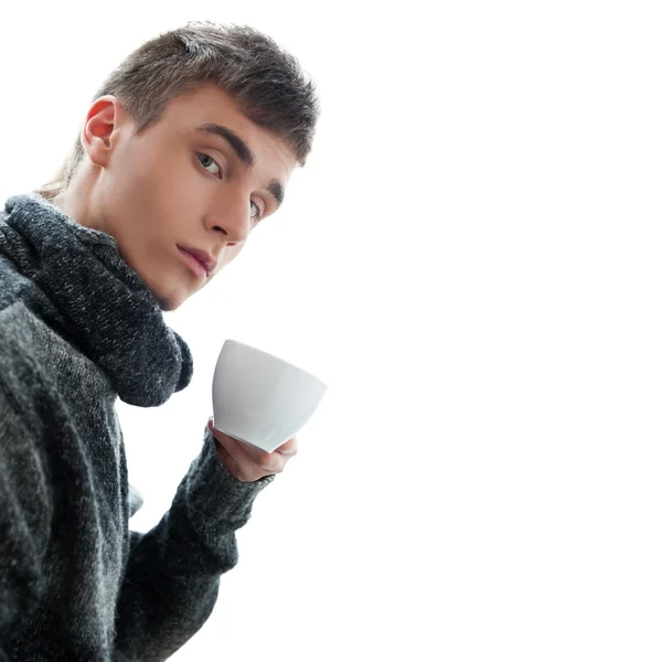Porträt eines jungen Mannes, der Kaffee trinkt und in die Kamera blickt, — Stockfoto